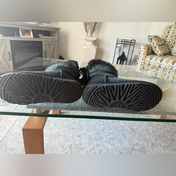 UGG® Bailey Bow II Boot - Big Kid - Black size 5Y - Picture 9 of 10